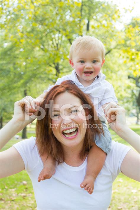 Foto De Stock Feliz Madre E Hijo En El Parque Libre De Derechos