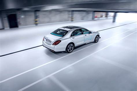 Self Driving Mercedes Benz S Class Puts On A Turquoise Light Show