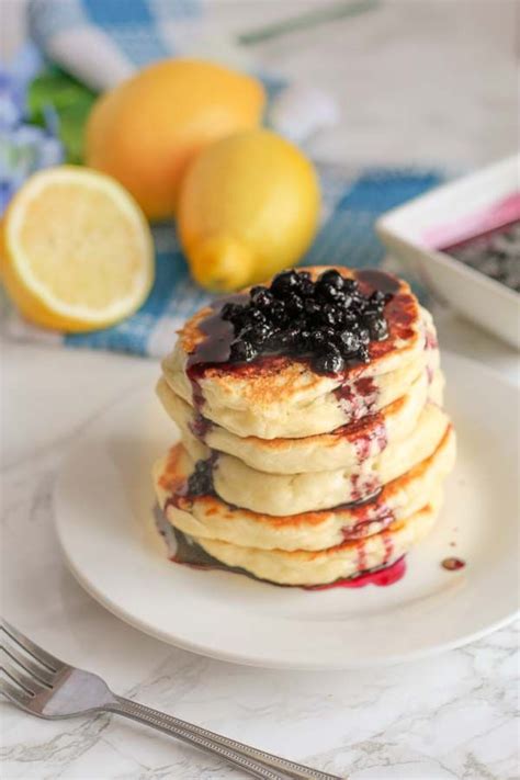 How To Make Fluffy Pancakes With Homemade Blueberry Syrup Rezept