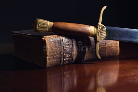 150 Anos De Bíblia Com Espada Imagem De Stock Imagem De Sabedoria