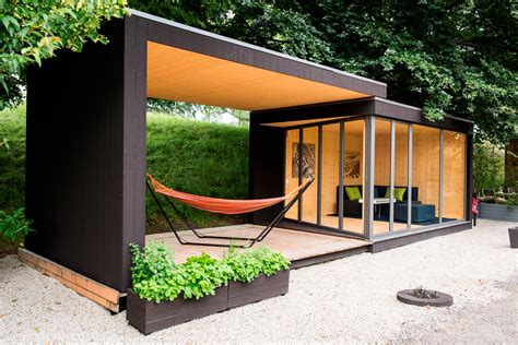 Whether you want inspiration for planning a backyard deck renovation or are building a designer deck from scratch, houzz has 51,381 images from the best designers, decorators, and architects in the country, including paul moon design and archadeck of central iowa. Double Your Outdoor Space With This Backyard Room - Design ...