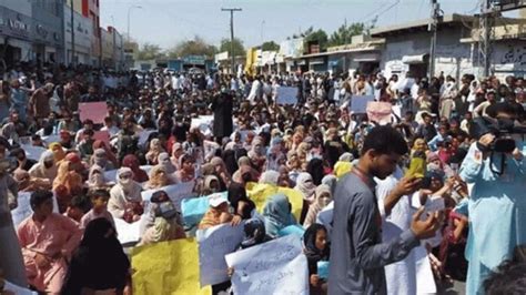 Des Milliers De Personnes Descendent Dans La Rue Au Pakistan Pour Protester Contre L Arrestation