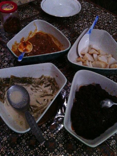 Resep cara membuat gulai ayam tauco ala padang tags : Menu lebaran.. lontong tauco padang sambel kacang, rendang ...