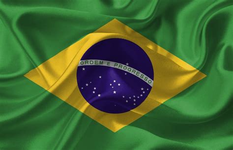 Para a bandeira do brasil ficar mais bonita, eu usaria a bandeira imperial como base, retiraria o brasão monárquico e poria no lugar a esfera armilar em branco sobre azul. Hino Nacional e Símbolos Oficiais do Brasil - Extrema MG