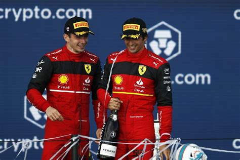 Carlos Sainz Y Charles Leclerc Dejan Atrás El Rojo Ferrari