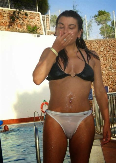 Amateur Latina Shows Cameltoe At The Pool