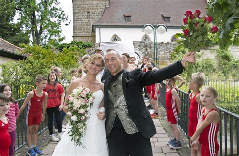 Vorbild ist das aus dem vereinigten königreich stammende fernsehformat celebrity big brother. Hochzeit in Echterdingen: Ringer-Weltmeister Frank Stäbler ...