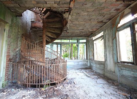15 Incredible Abandoned Places In America—that No One Wants You To