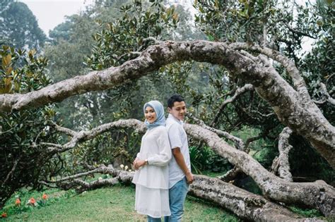 Foto Praweding Kebun Karet Cinta Tak Pandang Status Prewedding Perawat Cantik Dan Penyadap