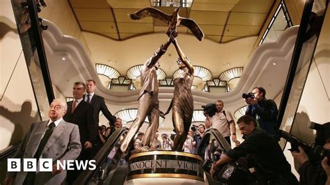 Diana And Dodi Statue To Leave Harrods Bbc News