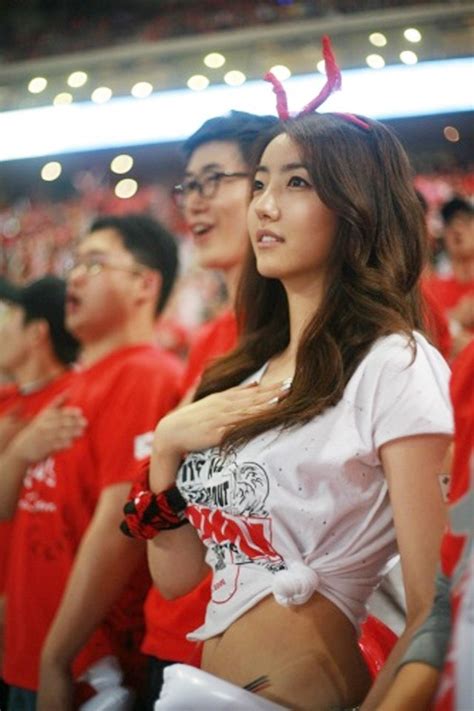 [50 50] Hot S Korean Fan At A Soccer Game Shocking Photo Of South Korean Holding The Chopped