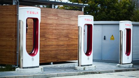 Unlike an overnight charging station, supercharger stations take around an hour and twenty minutes to fully. Tesla opent zes nieuwe Supercharger-stations in Nederland ...