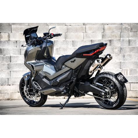 A motorcycle that looks well beyond the city limits. HONDA X-ADV 750 17'