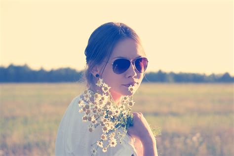 รูปภาพ สาว หญิง ผม แสงแดด ดอกไม้ แนวตั้ง ฤดูใบไม้ผลิ สีน้ำเงิน ยิ้ม แต่งตัว แว่นตา