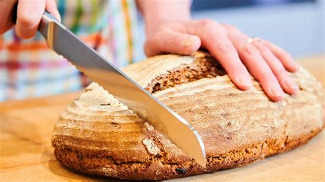 Selber Brot backen: Bäcker zeigt, mit welchen Tipps das gelingt (Video) | STERN.de