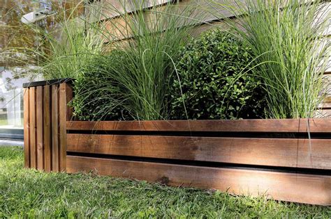 Le bois a également besoin d'un peu plus d'entretien que le métal ou le plastique. Bordure de jardin en bois à planter 100 x 1,6 x 43 cm