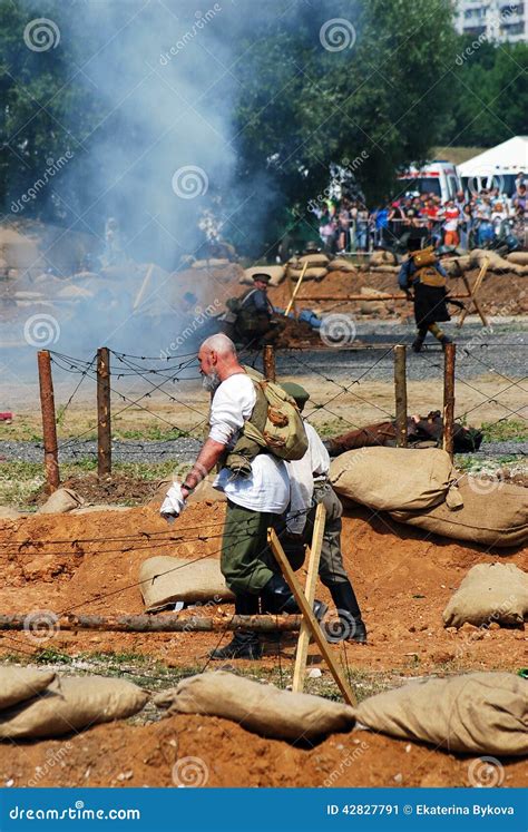 lucha de los soldados en el campo de batalla foto editorial imagen de vivir tierra 42827791