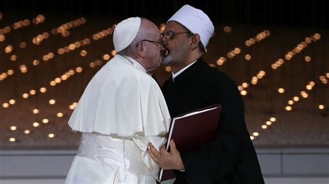 El Histórico Beso Del Papa Francisco A Un Imán Musulmán Que Recorre El