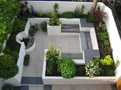 This Modern Courtyard Garden Makes Good Use Of A Small Space With Built