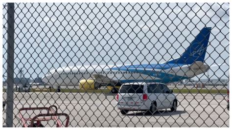 sale del aeropuerto de miami un quinto vuelo con deportados a cuba video univision 23 miami