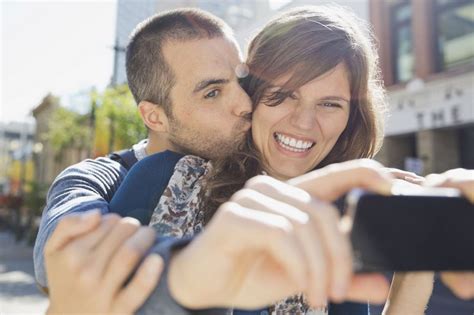 Πως επηρεάζει η εμμονή με τις Selfies τη ζωή ενός ζευγαριού βίντεο
