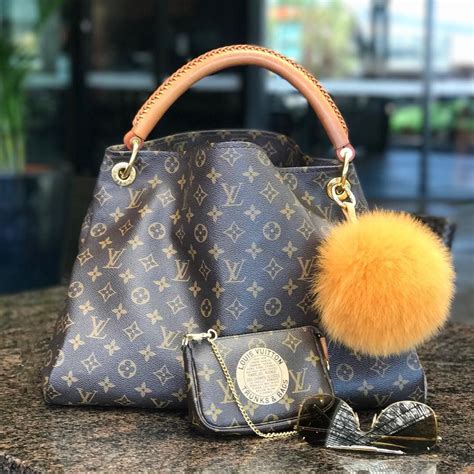 I took the most popular models and compared the prices on local websites for the usa, europe, japan, china, and russia. Louis Vuitton Monogram Tote. Vintage LV Handbags At Cheap ...