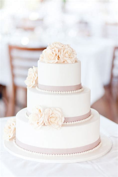 Elegant Wedding Cake With Pearls And Floral