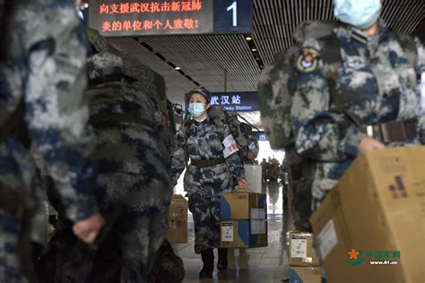 摄影报道 空地联运 军队又一批1200名医护人员抵达武汉 中华人民共和国国防部