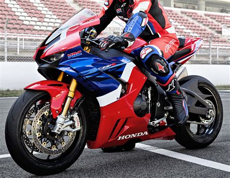 And herein lay somewhat of a quandary for the good folk at the factory. Honda CBR 1000 RR-R SP Fireblade 2020 - Fiche moto ...