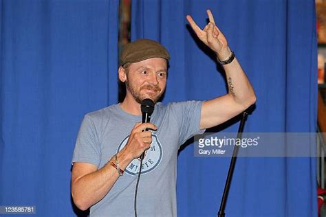 Simon Pegg Book Signing For Nerd Do Well Photos Et Images De Collection