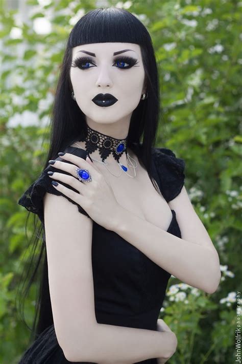 Model Mua Obsidian Kerttu Choker And Ring Dark Gothic And