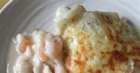 Shrimp, crabmeat, and scallops swim together in this hearty seafood casserole. CASSEROLE DE FRUITS DE MER GRATINÉE... J'ai un aveu à vous ...