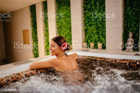 Hermosa Mujer Relajante En Jacuzzi En El Spa De Salud Foto De Stock Y