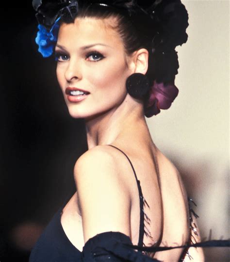 Linda Evangelista Chanel Runway Show Fw 1992 Chanel Runway Chanel