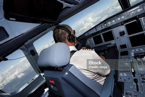 Photo Libre De Droit De Pilotes Dans Le Cockpit Pendant Un Vol Commercial Banque Dimages Et