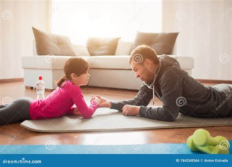Padre E Hija Entrenan En Casa Entrenamiento En El Apartamento