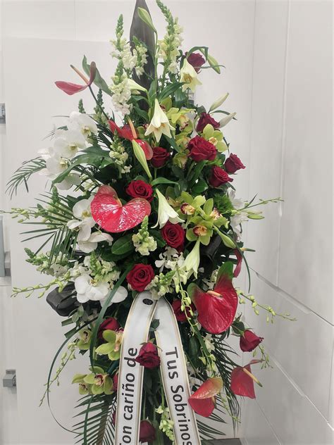 Entdecke rezepte, einrichtungsideen, stilinterpretationen und andere ideen zum ausprobieren. Palma de flores para Defunción - Floristería Picris Sanxenxo