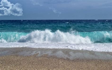 Pantai ini berada di kawasan desa selong belanak, namun pintu masuk ke lokasi pantai melalui desa mekar. 6 Pantai Wisata Tercantik di Dunia, Ada Pasir Hijau Hingga ...