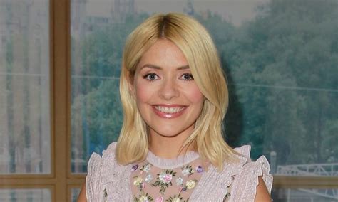 Holly Willoughby Shows Off New Summer Ready Hairstyle Holly Willoughby Hair Heart Hair Holly