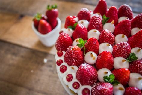 La bagna per dolci alla crema di limoncello è indicata per preparazioni di dolci alla frutta,molto delicata nel gusto,per pan di spagna e altri dolci vari. Crostata alle fragole, pan di Spagna e Chibouste - L ...