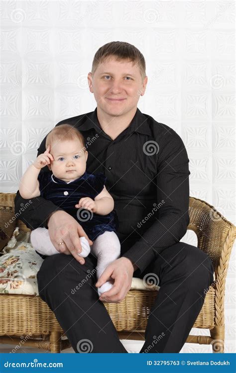 le jeunes père et bébé heureux s asseyent sur le sofa image stock image du tressé bonheur