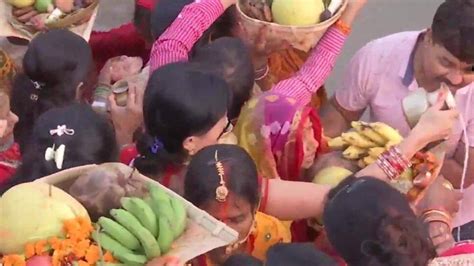 Live Last Day Of Chhath Puja Devotees Offer Prayer To Lord Bhaskar News Zee News