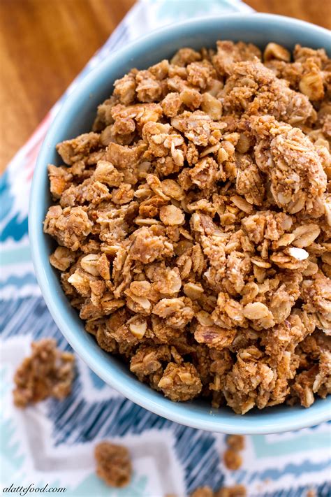 Because peanut butter alone is great, but peanut butter and chocolate? {Easy} Crunchy Peanut Butter Granola - A Latte Food