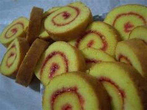 Walaupun banyak dijual dipasaran, namun bolu kukus juga bisa kamu buat sendiri kok. Resep Cara Membuat Kue Bolu Gulung - YouTube