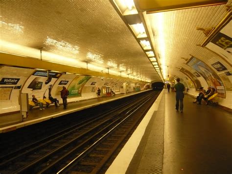 D bm chhup ke se kahin. Paris : Les stations de métro fermées pour la marche ...
