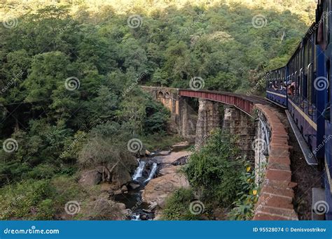 Ferrocarril De La Montaña De Nilgiri Funcionamientos Entre