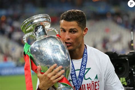 En fonction du résultat du côté de. Cristiano Ronaldo pose avec la coupe d'Europe à l'issue du ...
