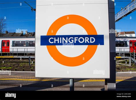 Overground Train Station Rush Hour Uk Hi Res Stock Photography And