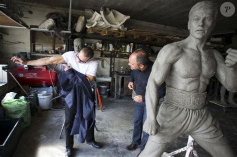 Photo Jean Claude Van Damme Avec Guy Ducheyne Qui Vient De Signer Une Statue à Leffigie De L