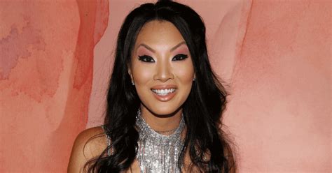 porn star asa akira donates pornhub income to nyc hospitals seeks ideas from fans to help